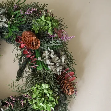 Couronne de fleurs Botanical Forest Wreath - Hortensia-eucalyptus-branches de conifère-pommes de pin, Ø40 cm - Botané