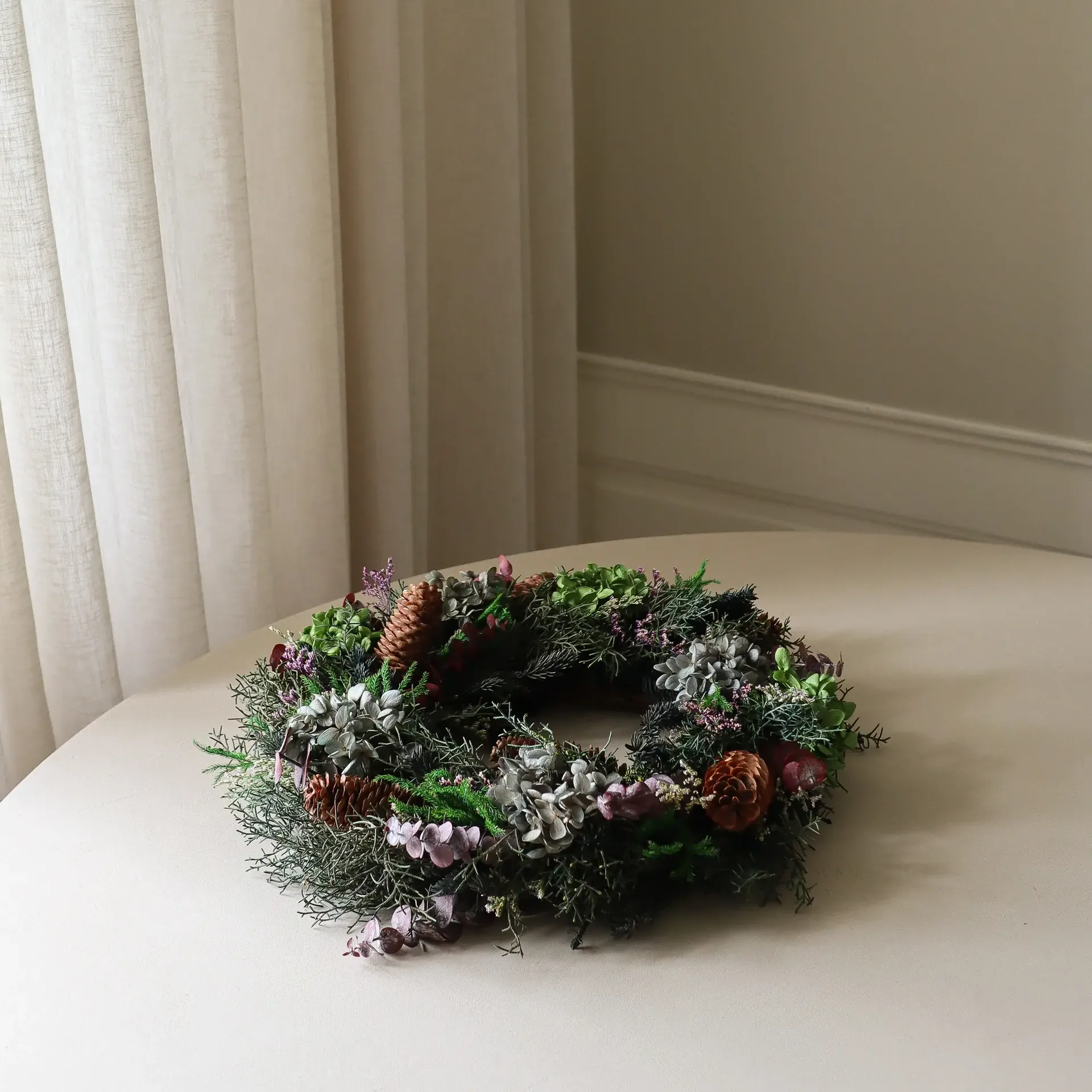 Couronne de fleurs Botanical Forest Wreath, Hortensia-eucalyptus-branches de conifère-pommes de pin, Ø40 cm Botané