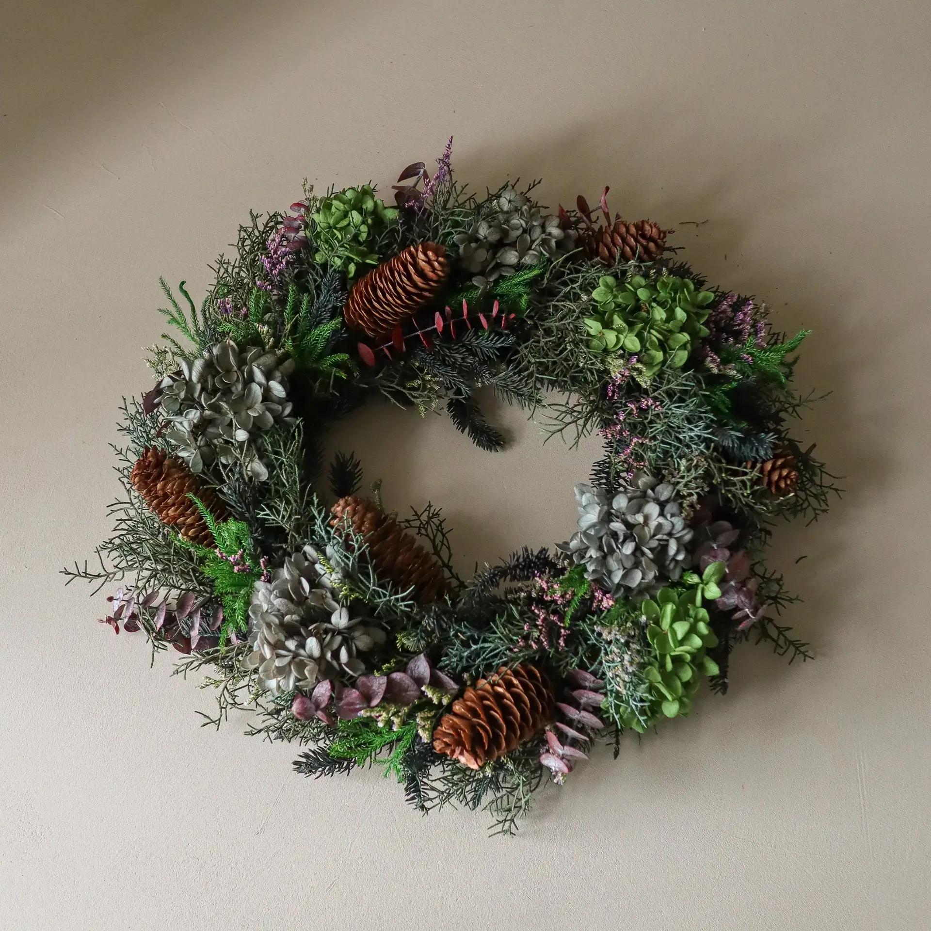 Couronne de fleurs Botanical Forest Wreath, Hortensia-eucalyptus-branches de conifère-pommes de pin, Ø40 cm Botané