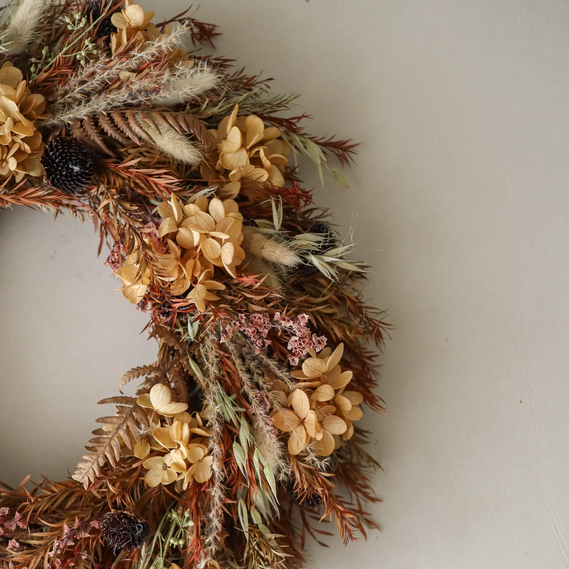 Couronne de fleurs Golden Meadow Wreath, Hortensia-herbe séchée-fougère-oreilles de lièvre, Ø40 cm Botané