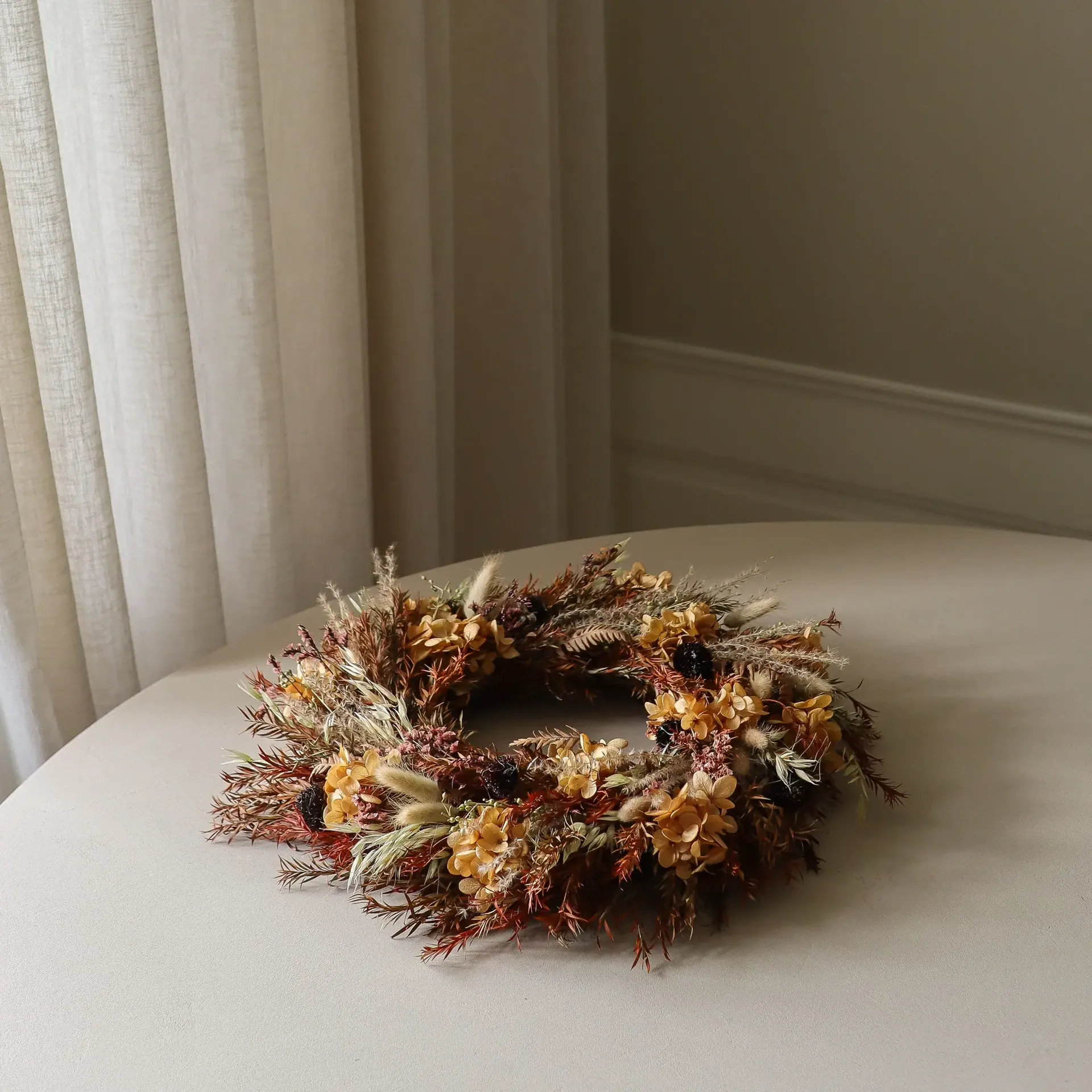 Couronne de fleurs Golden Meadow Wreath, Hortensia-herbe séchée-fougère-oreilles de lièvre, Ø40 cm Botané