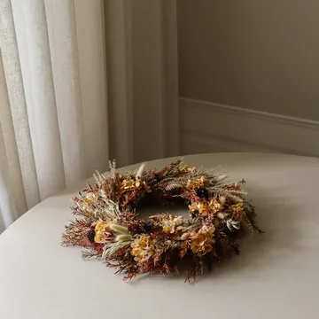 Couronne de fleurs Golden Meadow Wreath - Hortensia-herbe séchée-fougère-oreilles de lièvre, Ø40 cm - Botané