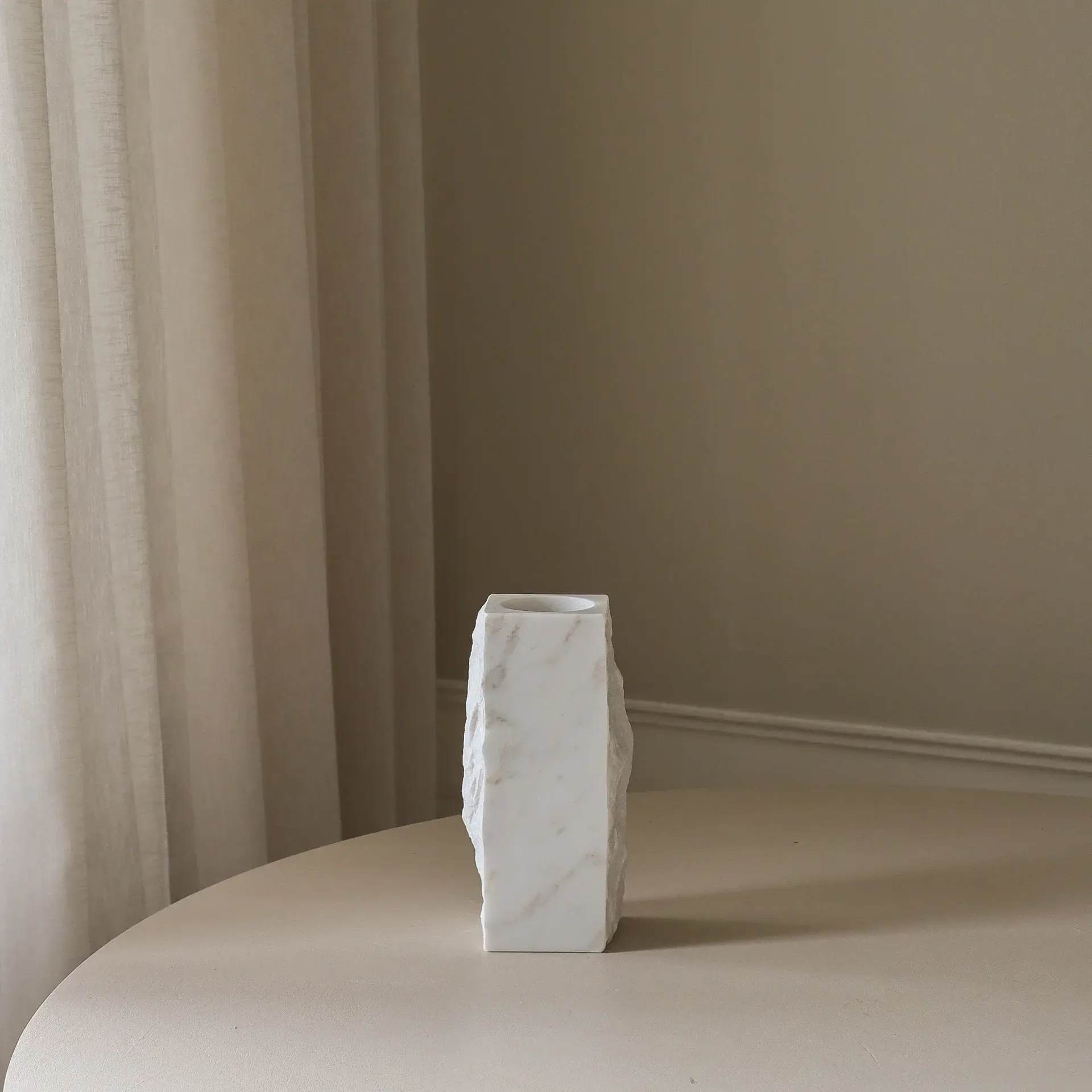Vase en marbre Carrara Edge, Small, 25 cm Botané
