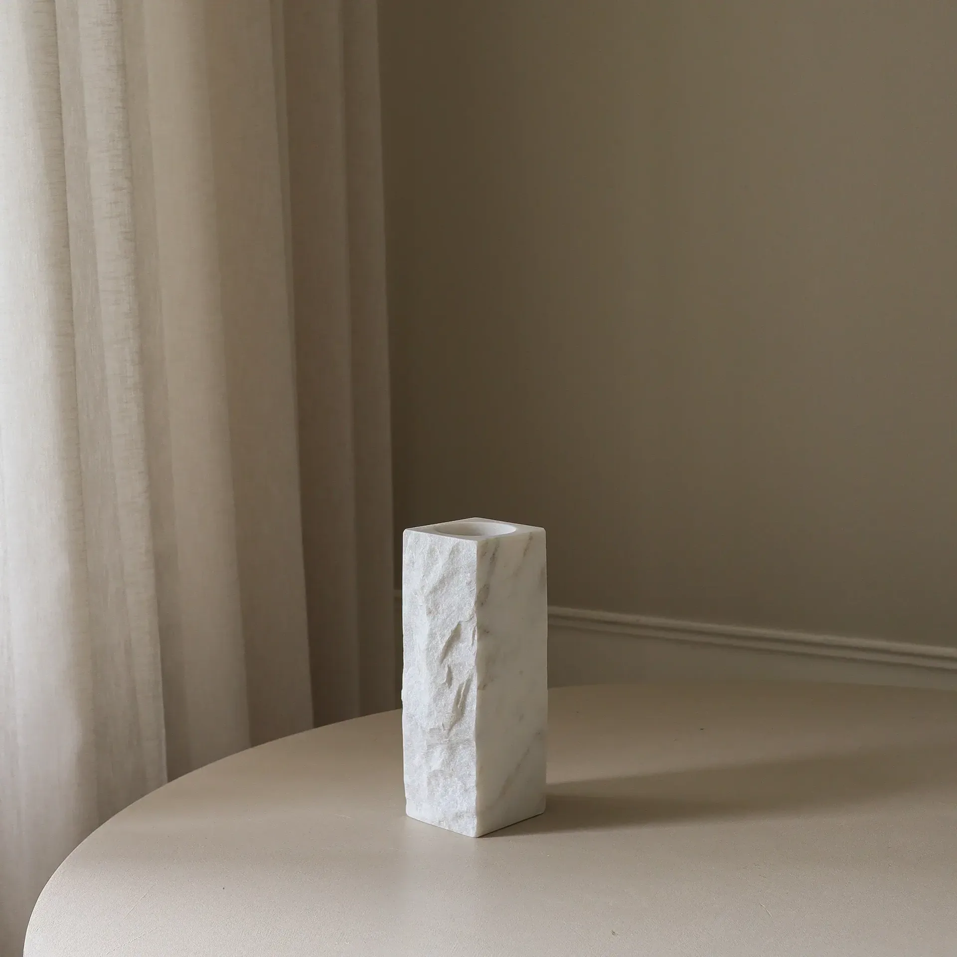 Vase en marbre Carrara Edge, Small, 25 cm Botané