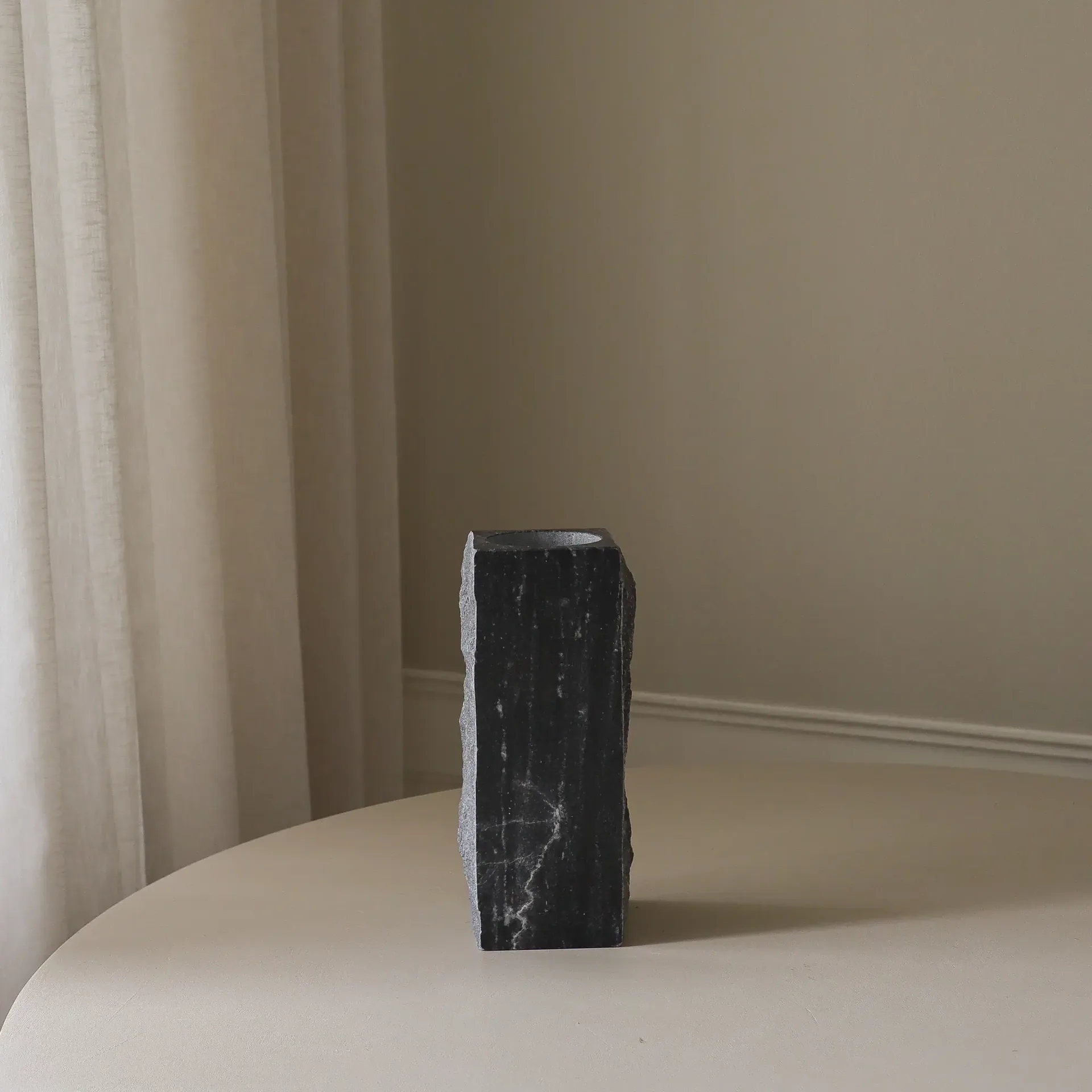 Vase en marbre Cartier Edge, Medium, 30 cm Botané