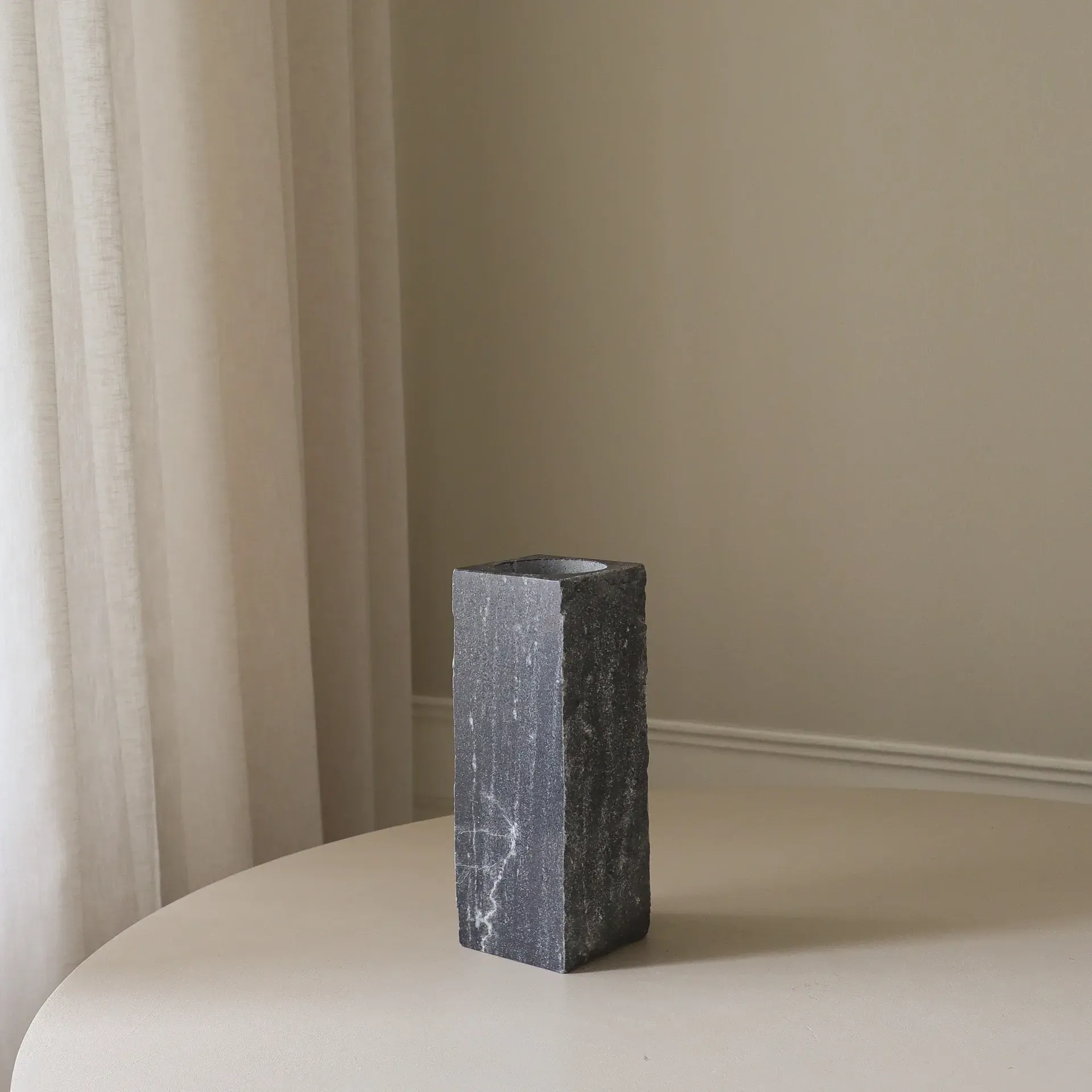 Vase en marbre Cartier Edge, Medium, 30 cm Botané
