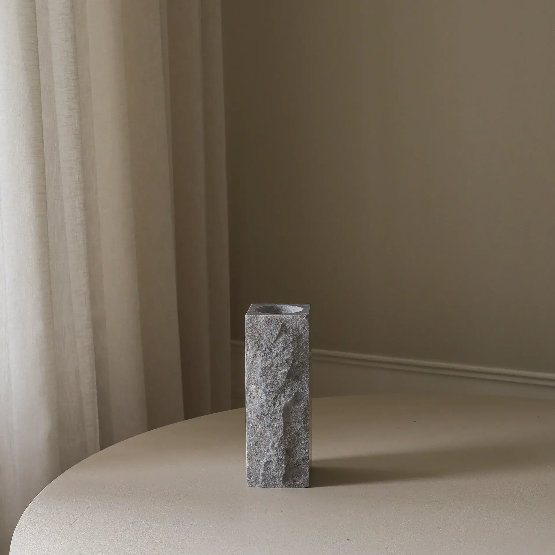 Vase en marbre Cartier Edge, Small, 25 cm Botané