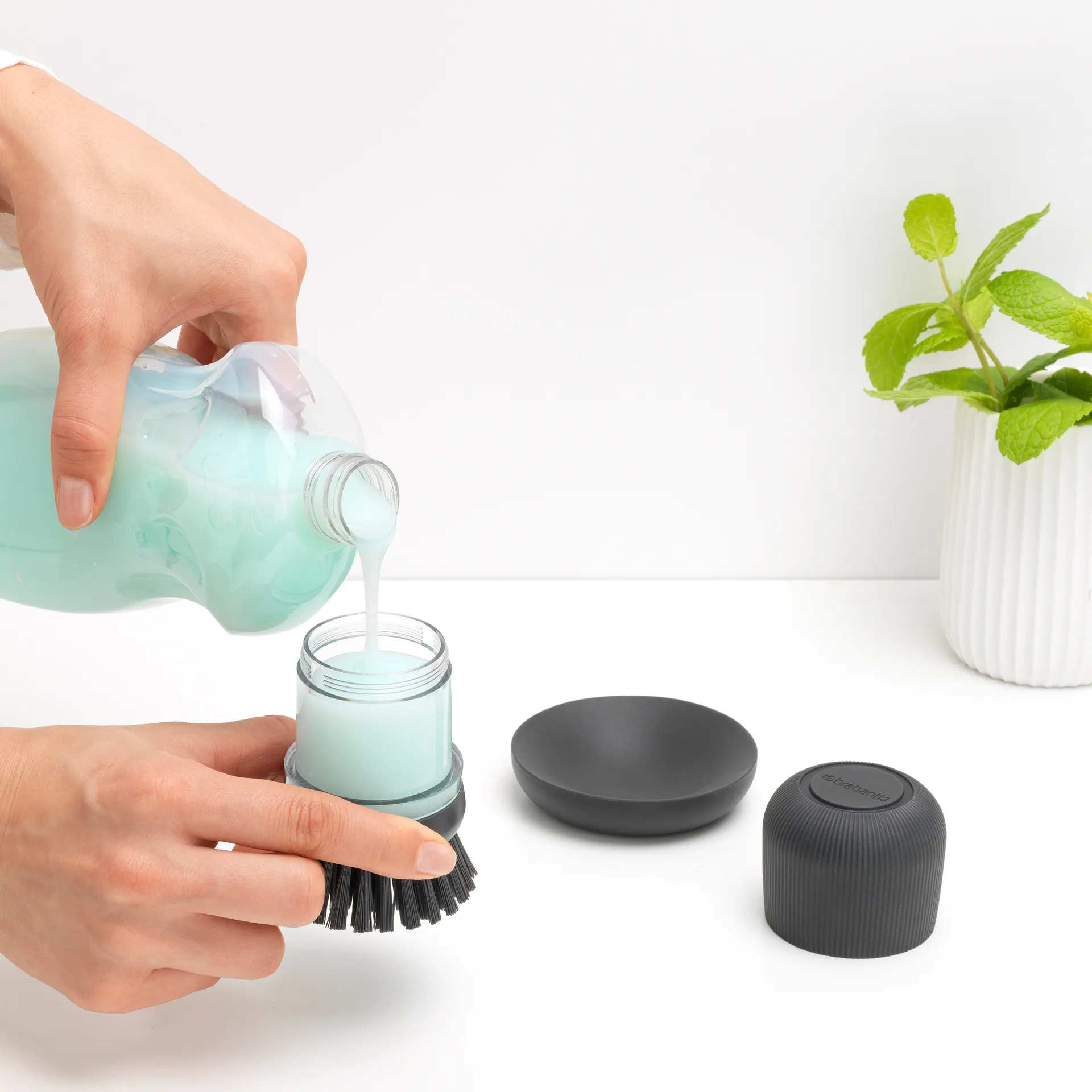 Brosse à vaisselle avec distributeur de savon Brabantia, Gris foncé Brabantia