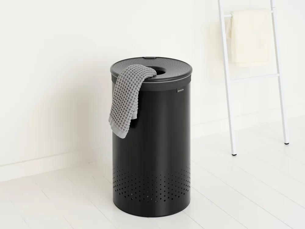 Panier à linge Brabantia avec couvercle en plastique 60 L, Noir mat Brabantia