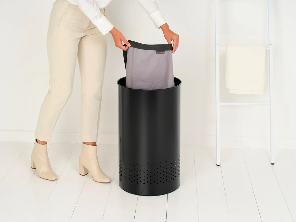 Panier à linge Brabantia avec couvercle en plastique 60 L, Noir mat Brabantia