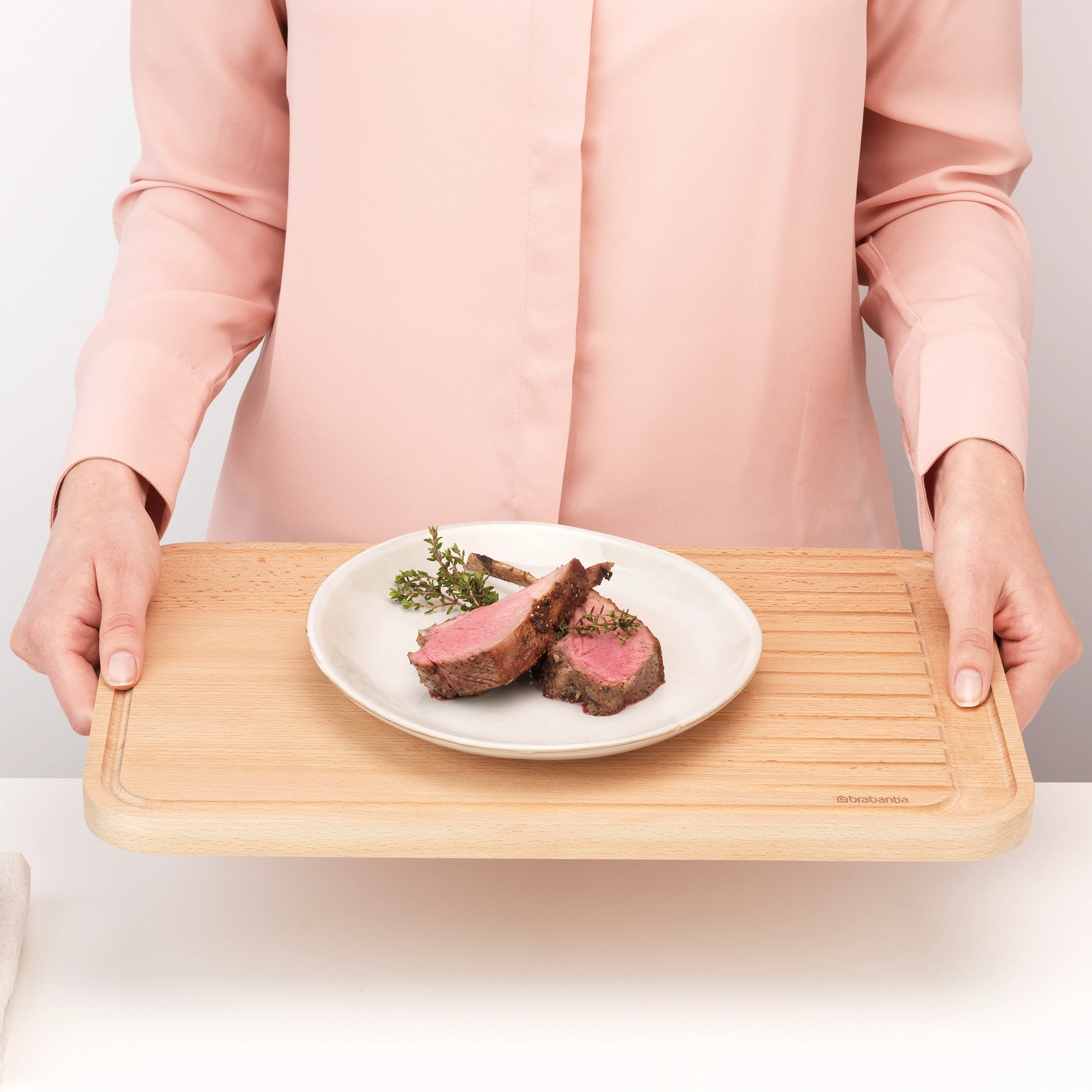 Planche à Découper Le Pain Brabantia - Bois De Hêtre, Rainure à Miettes, Double Face Coupe Et Service | Accessoire Cuisine Pratique Et Design - 9
