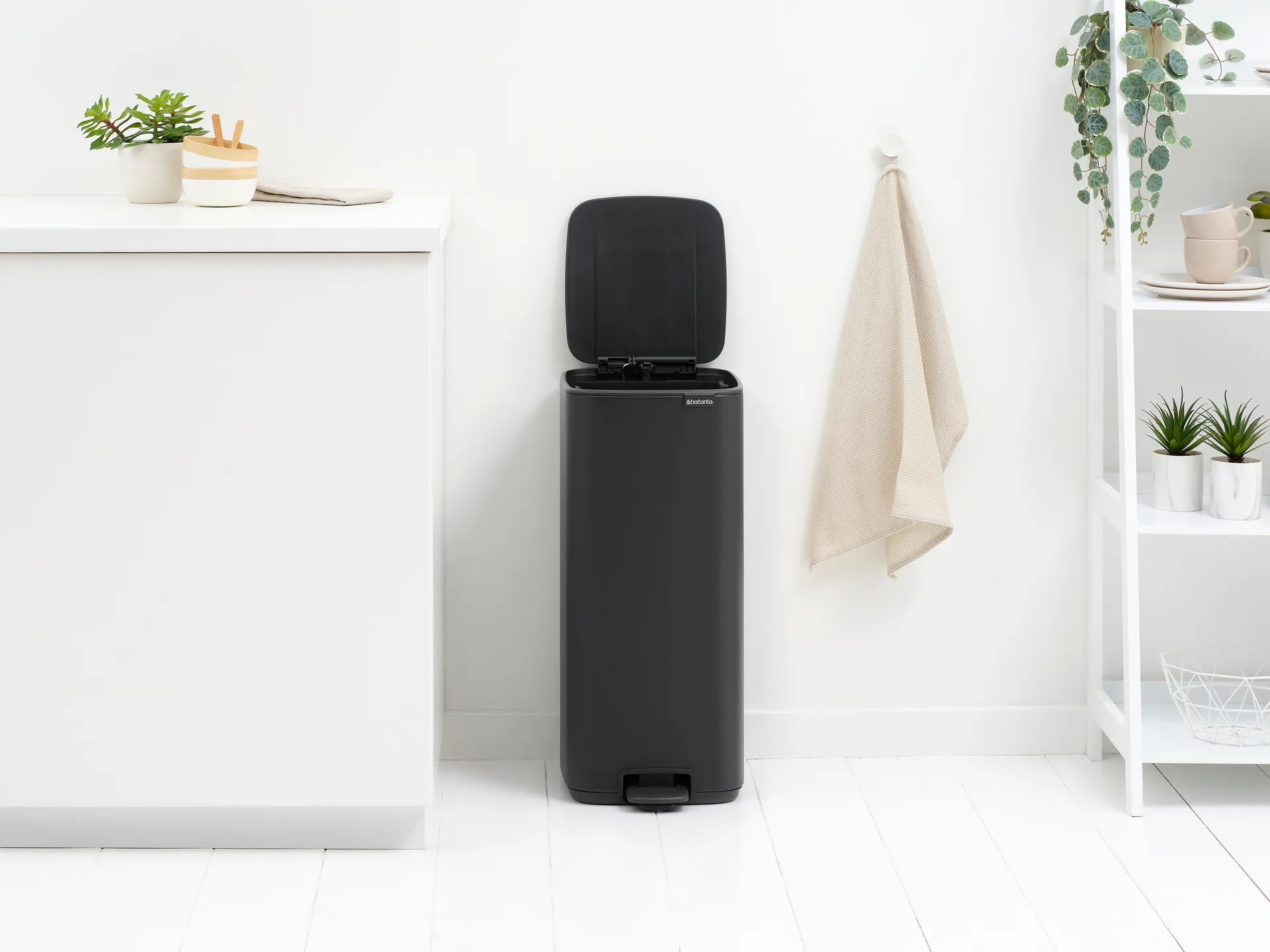 Poubelle à pédale Bo 30 L, Mineral Infinite Grey Brabantia