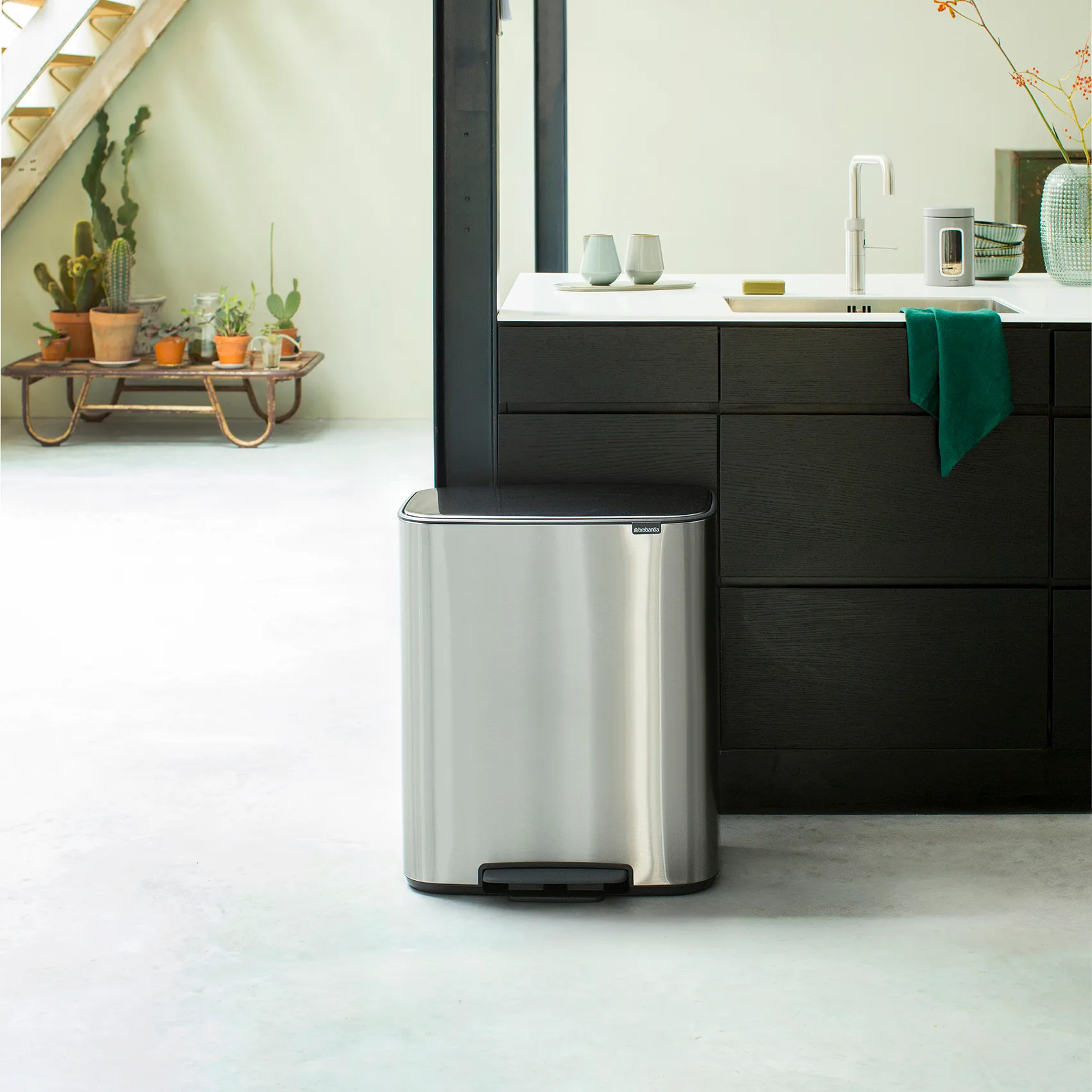 Poubelle à pédale Bo 60 L, Fer mat Brabantia