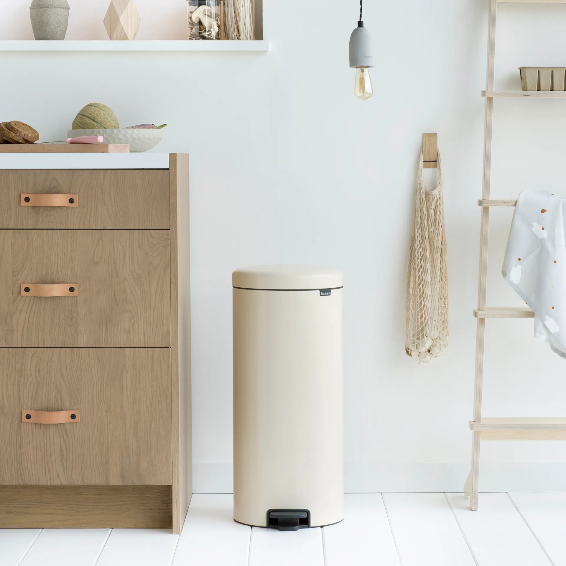 Poubelle à pédale New Icon 30 litres, almond (amande) Brabantia