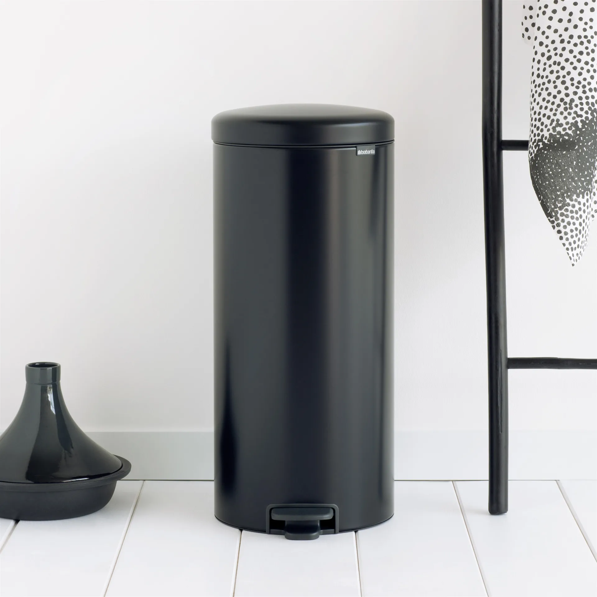 Poubelle à pédale New Icon 30 litres, noir mate Brabantia
