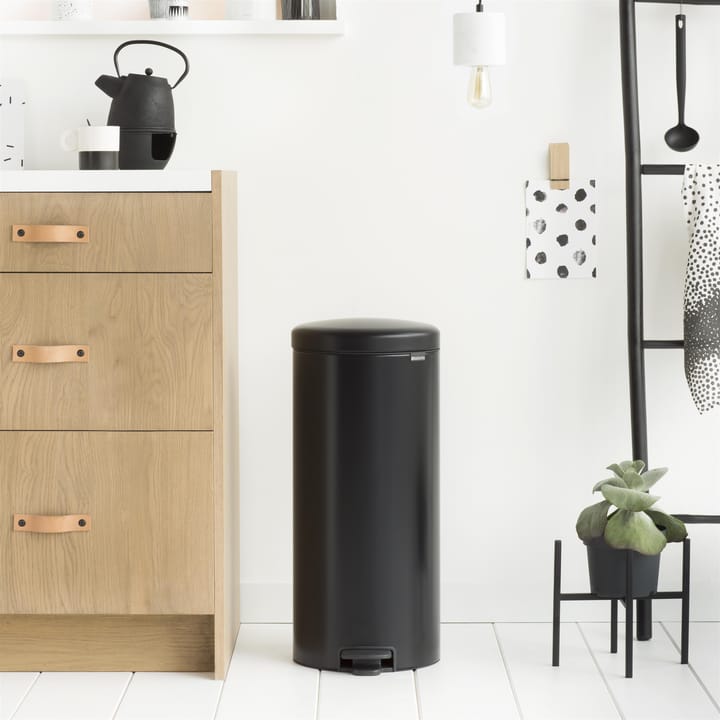 Poubelle à pédale New Icon 30 litres, noir mate Brabantia
