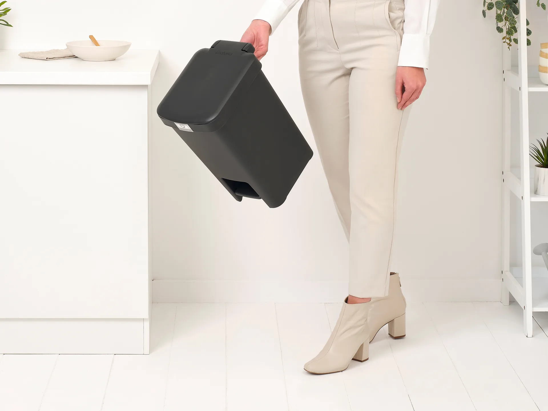 Poubelle à pédale StepUp 16 L, Gris foncé Brabantia