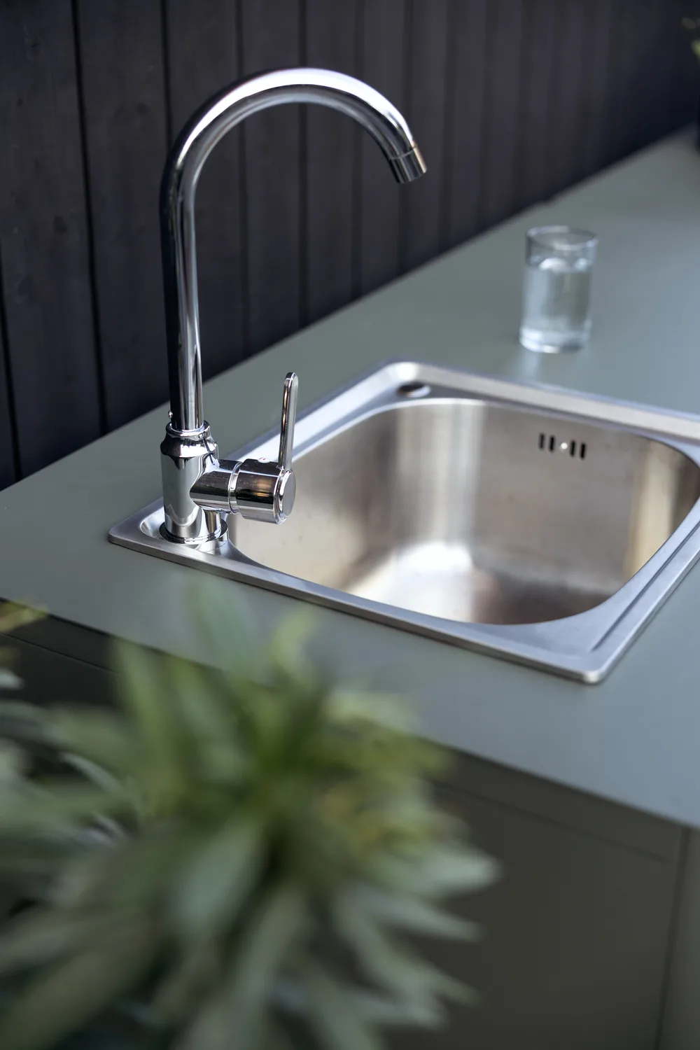 Banc de cuisine d’extérieur Kelia avec étagères, Anthracite, 121x91x64 cm Brafab