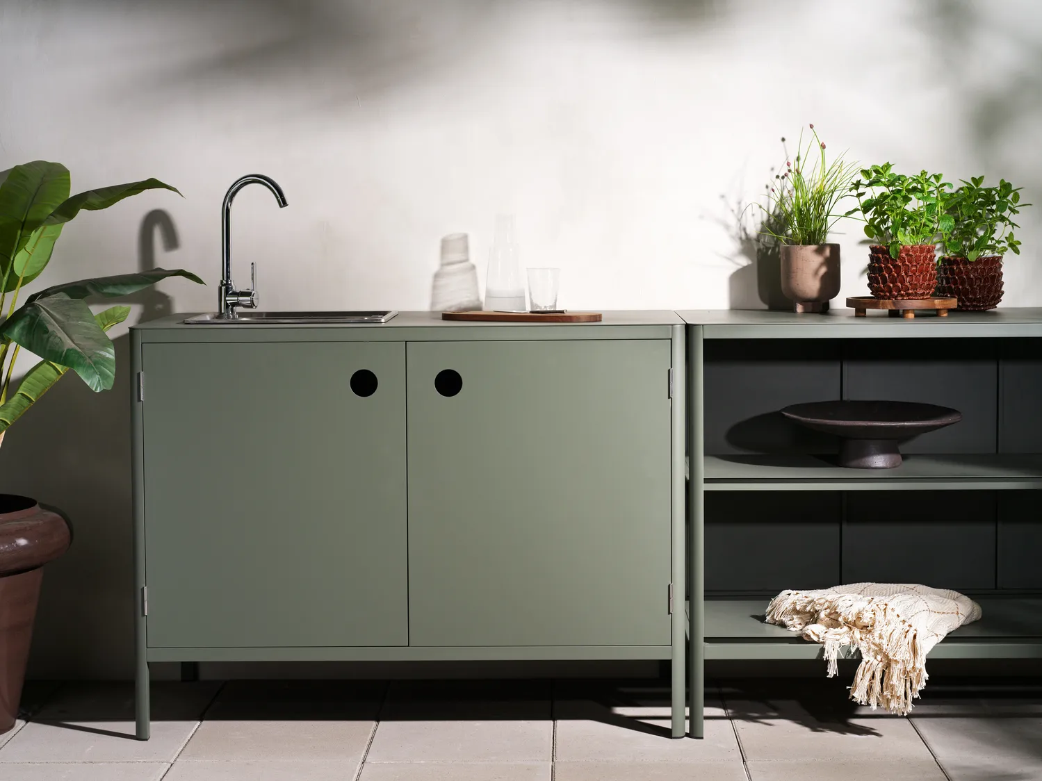 Banc de cuisine d’extérieur Kelia avec étagères, Nordic green, 121x91x64 cm Brafab