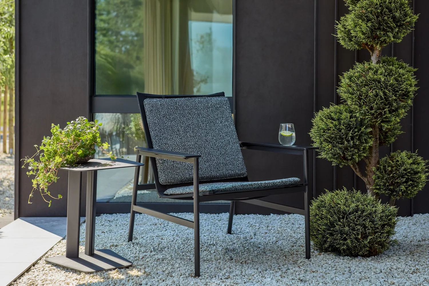 Fauteuil lounge Soro, Noir-teddy ant Brafab