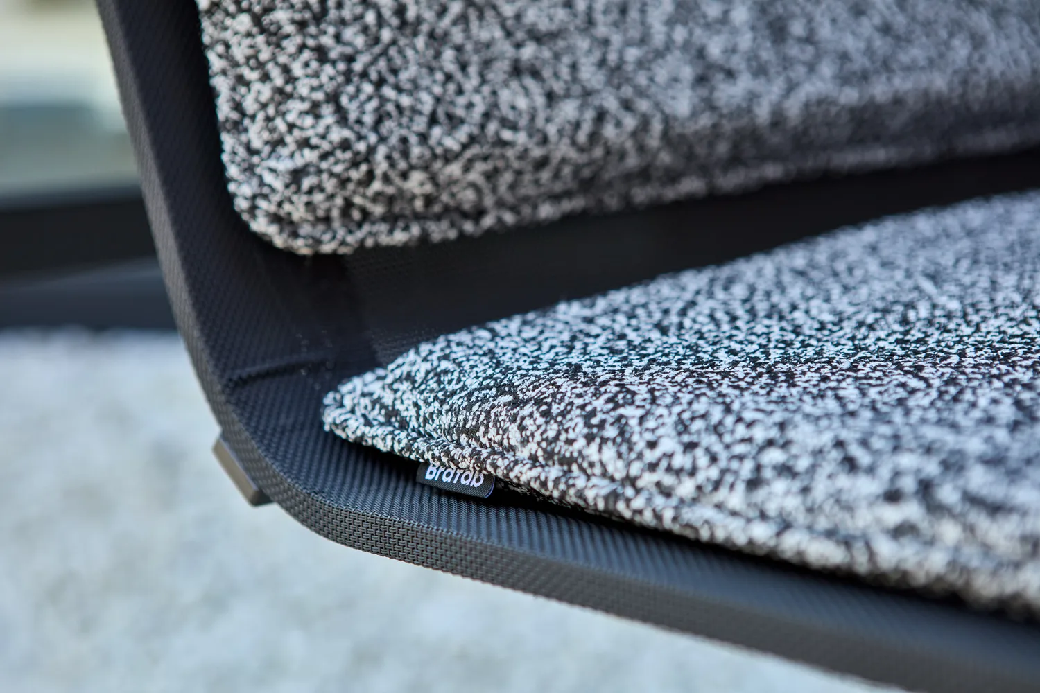 Fauteuil lounge Soro, Noir-teddy ant Brafab