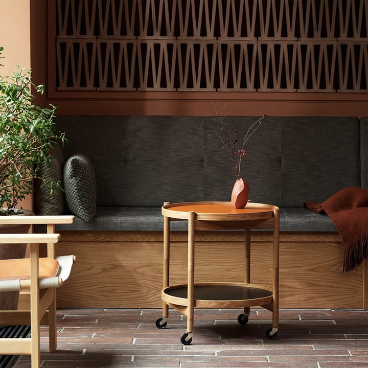 Table roulante Bølling Tray Table model 50, stone, structure en chêne laqué noir Brdr. Krüger