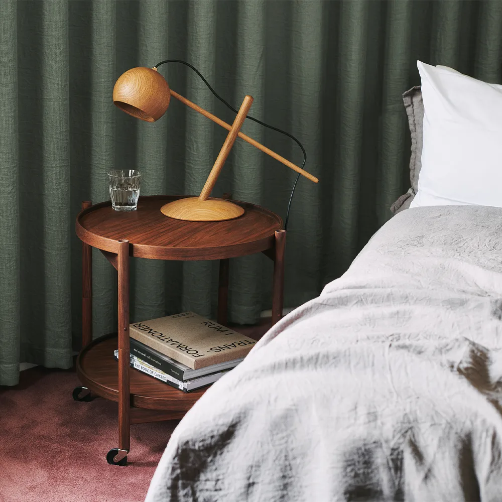 Table roulante Bølling Tray Table model 50, stone, structure en hêtre non traité Brdr. Krüger