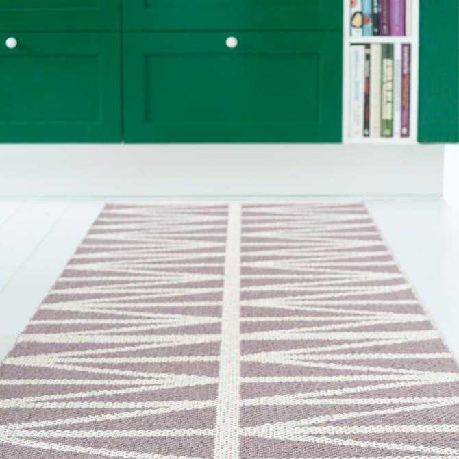Tapis Helmi gris améthyste (mauve) - 70x200 cm - Brita Sweden