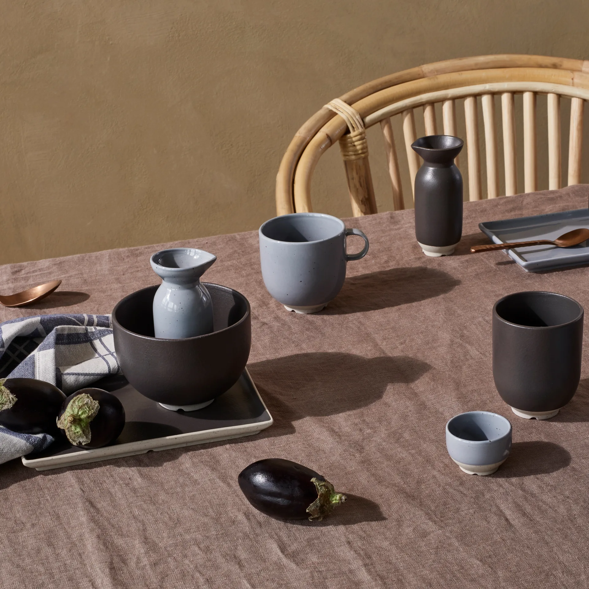 Assiette Eli 17,6x20 cm, Matte charcoal Broste Copenhagen