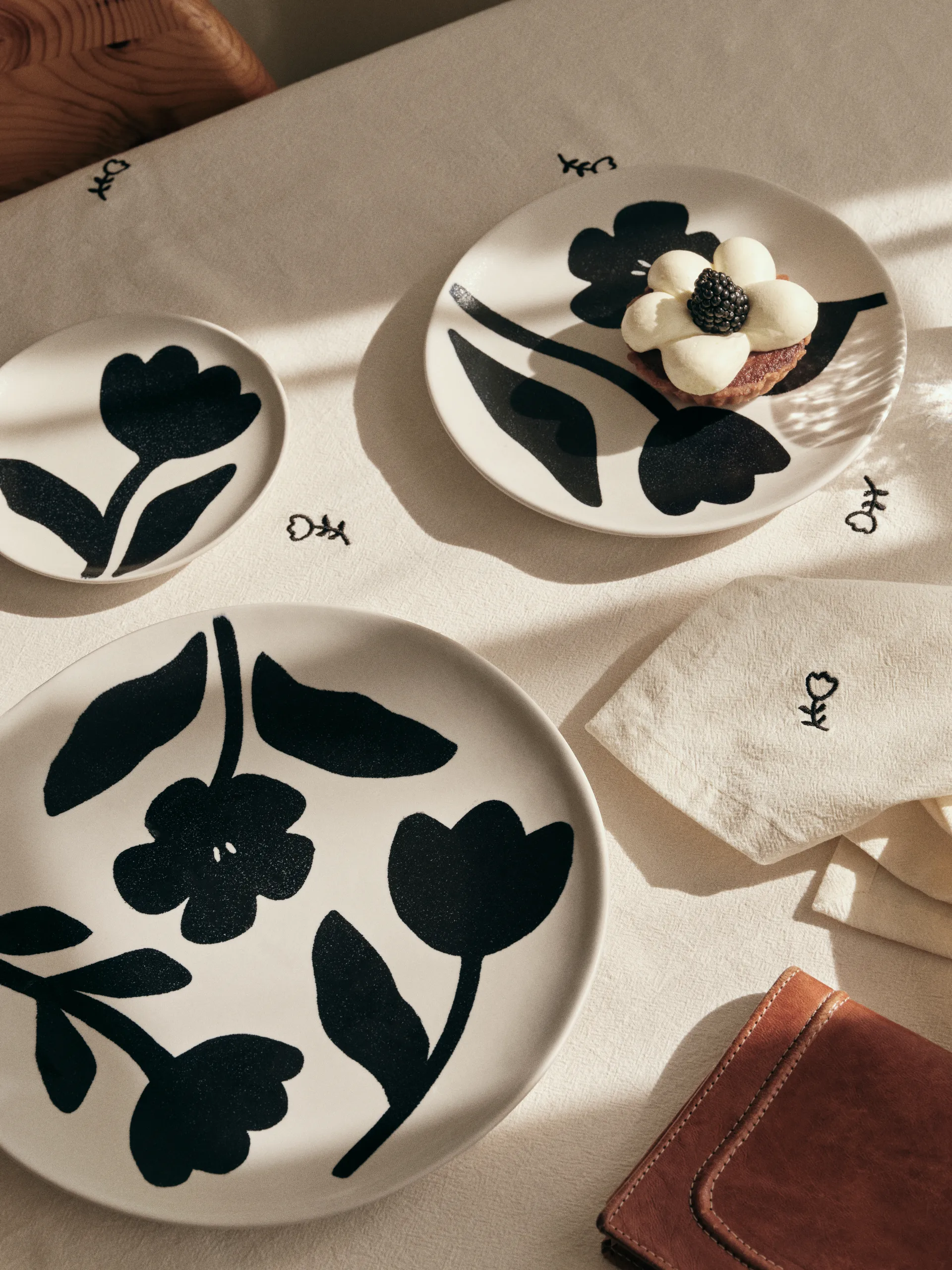 Assiette Flora Ø20 cm, Black-off white Broste Copenhagen