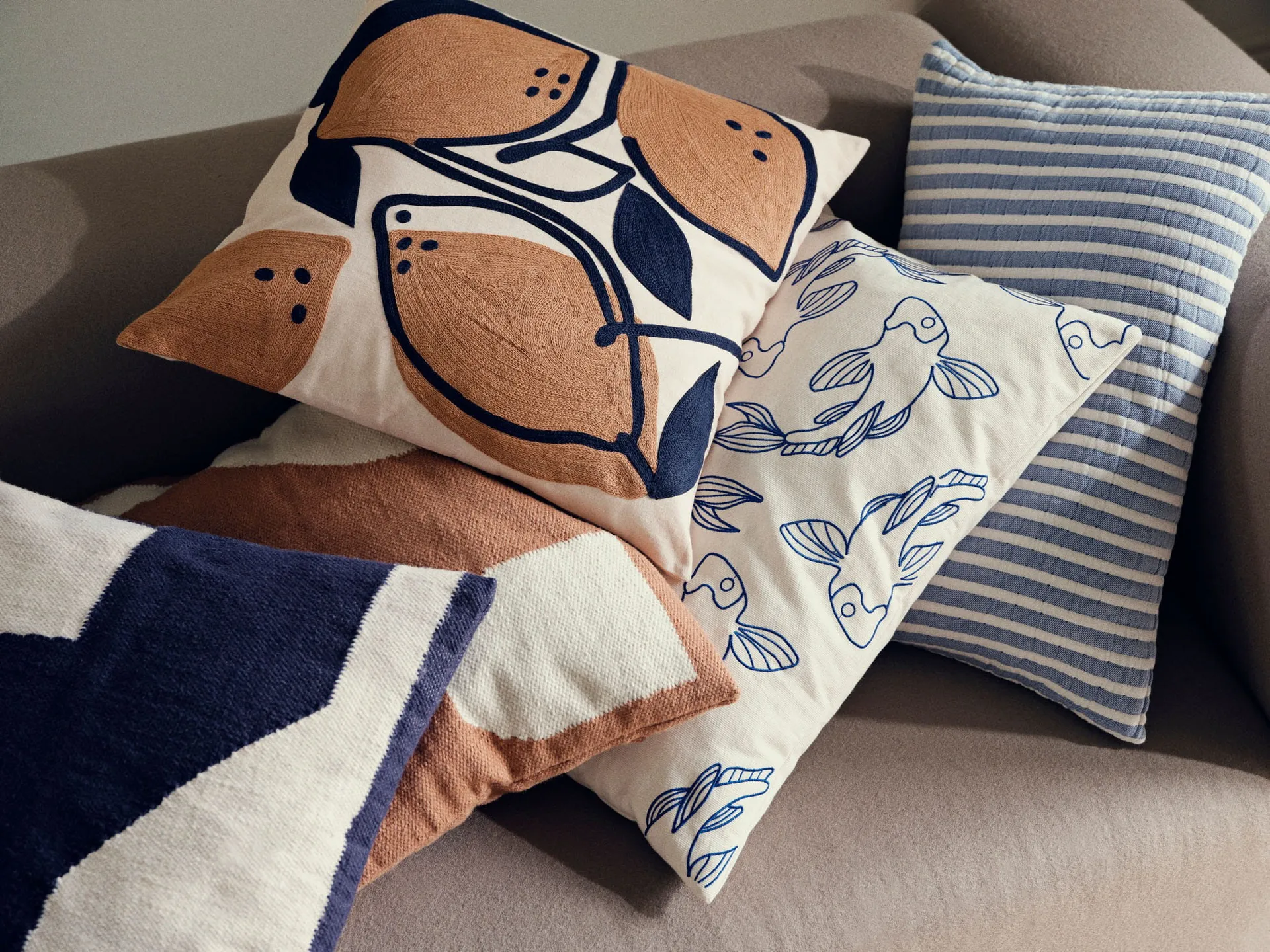 Housse de coussin Koi 50x50 cm, Intense blue Broste Copenhagen
