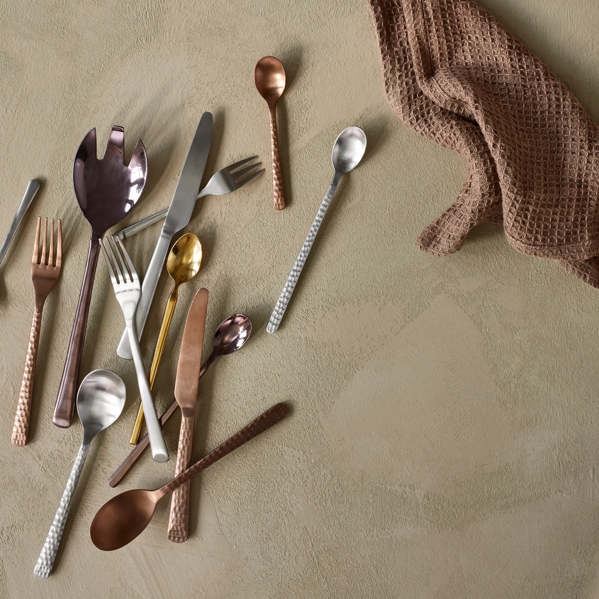 Hune couverts 16 pcs, Copper hammered Broste Copenhagen