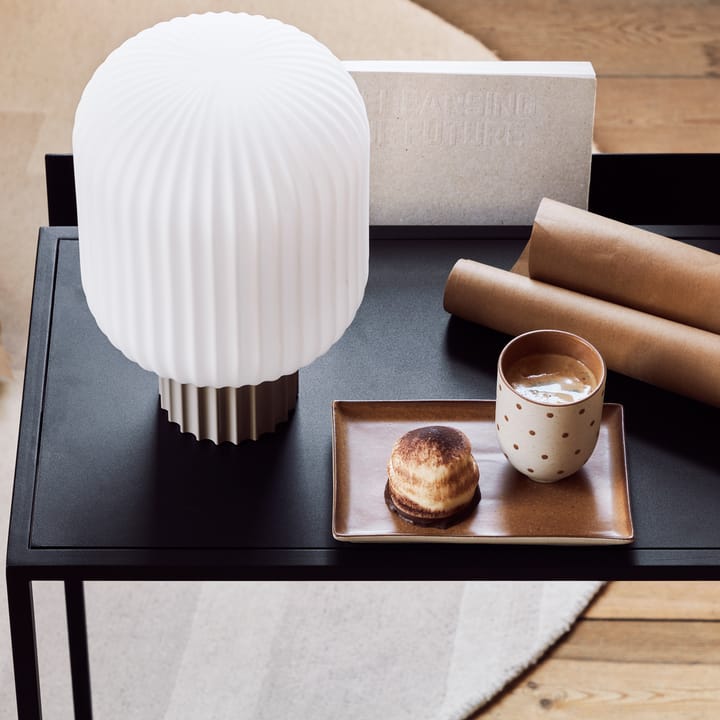 Lampe de table Lolly - Sable-blanc-30 cm - Broste Copenhagen