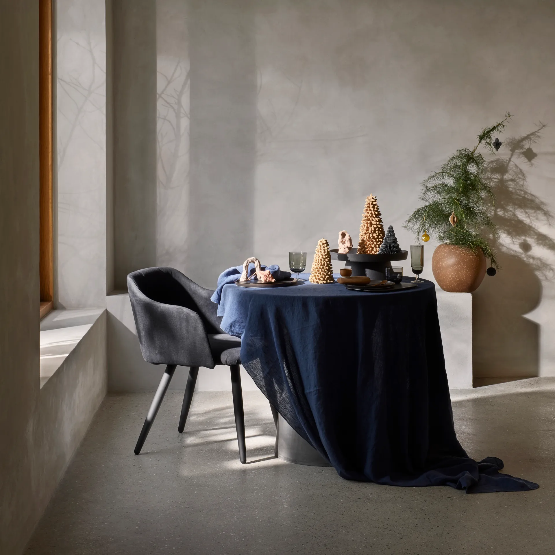 Nappe Gracie 160x300 cm, Bleu foncé Broste Copenhagen