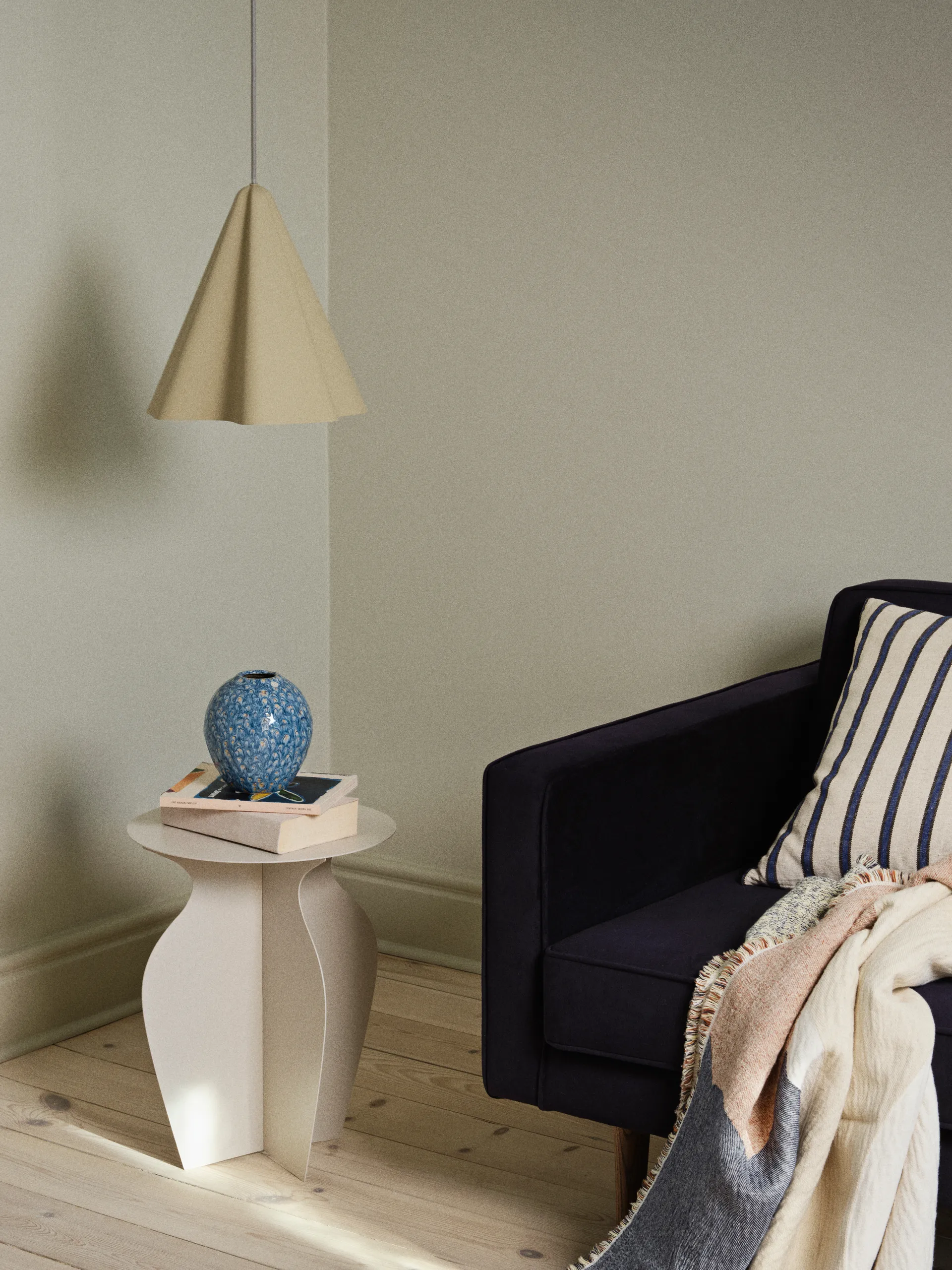 Table d'appoint Urna Ø35x45 cm, Rainy day grey Broste Copenhagen