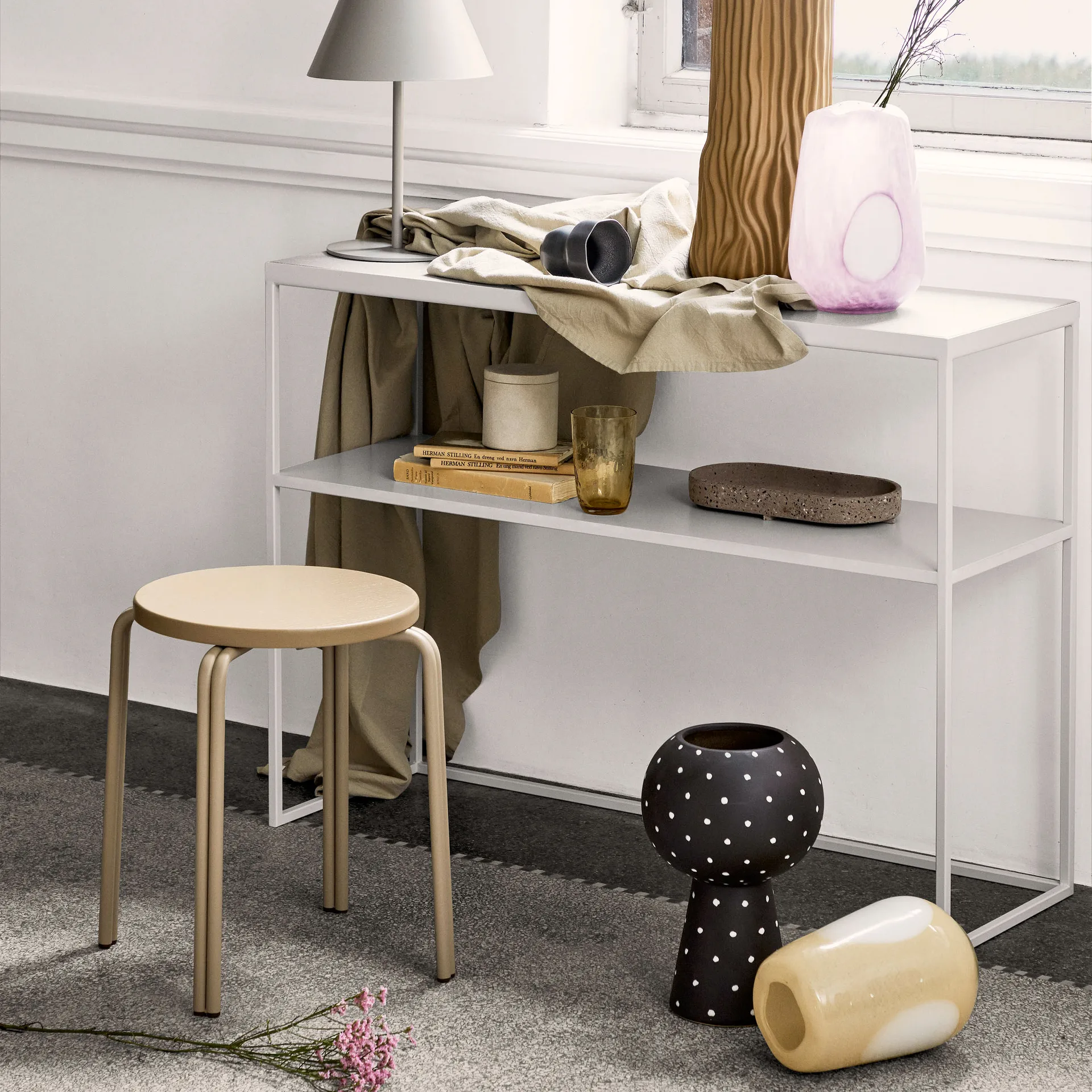 Vase en céramique sur pied Bella 35 cm, Turkish coffee black Broste Copenhagen