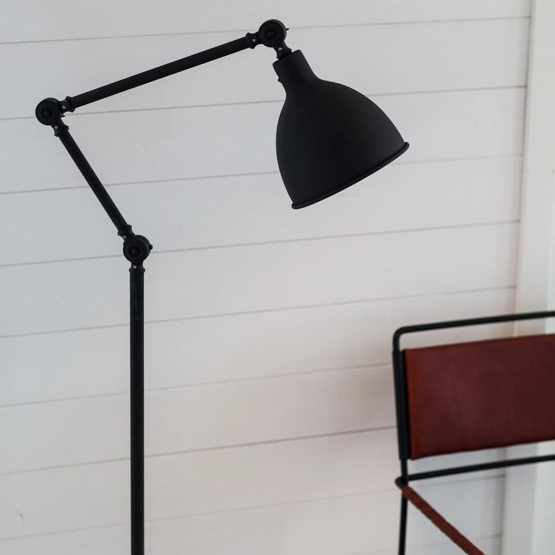 Lampe sur pied Bazar, Sable noir By Rydéns