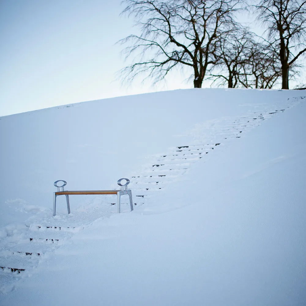 Banc Skillinge, Huile de chêne, support en aluminium brut Byarums bruk