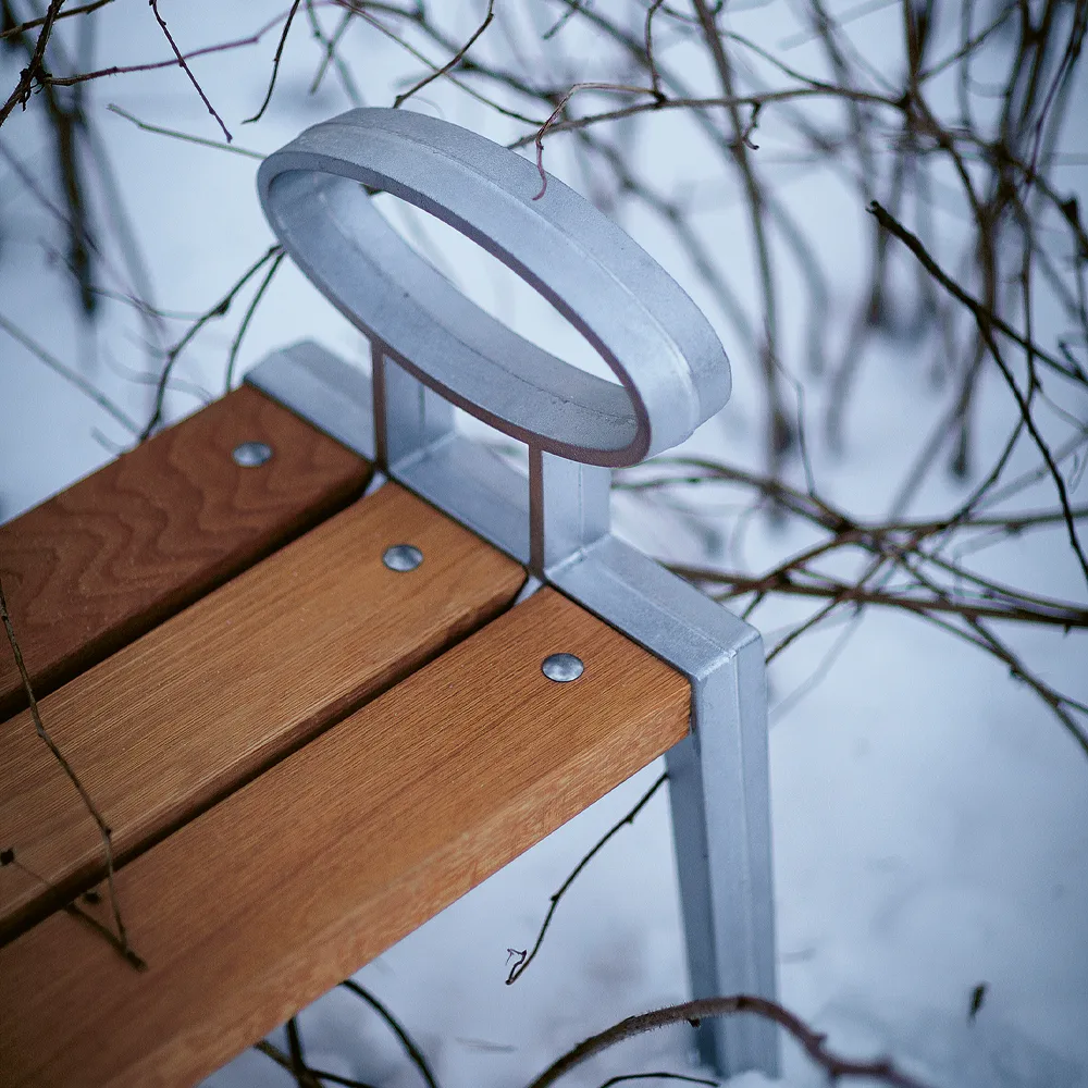 Banc Skillinge, Huile de chêne, support en aluminium brut Byarums bruk