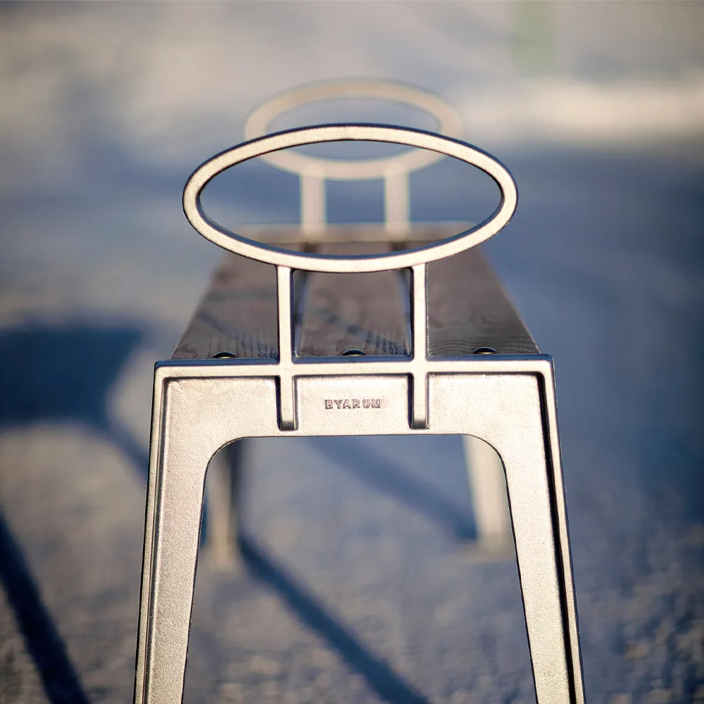 Banc Skillinge, Huile de chêne, support en aluminium brut Byarums bruk