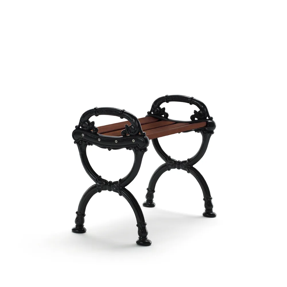 Tabouret Byarum, Pin brun lasure, support noir Byarums bruk