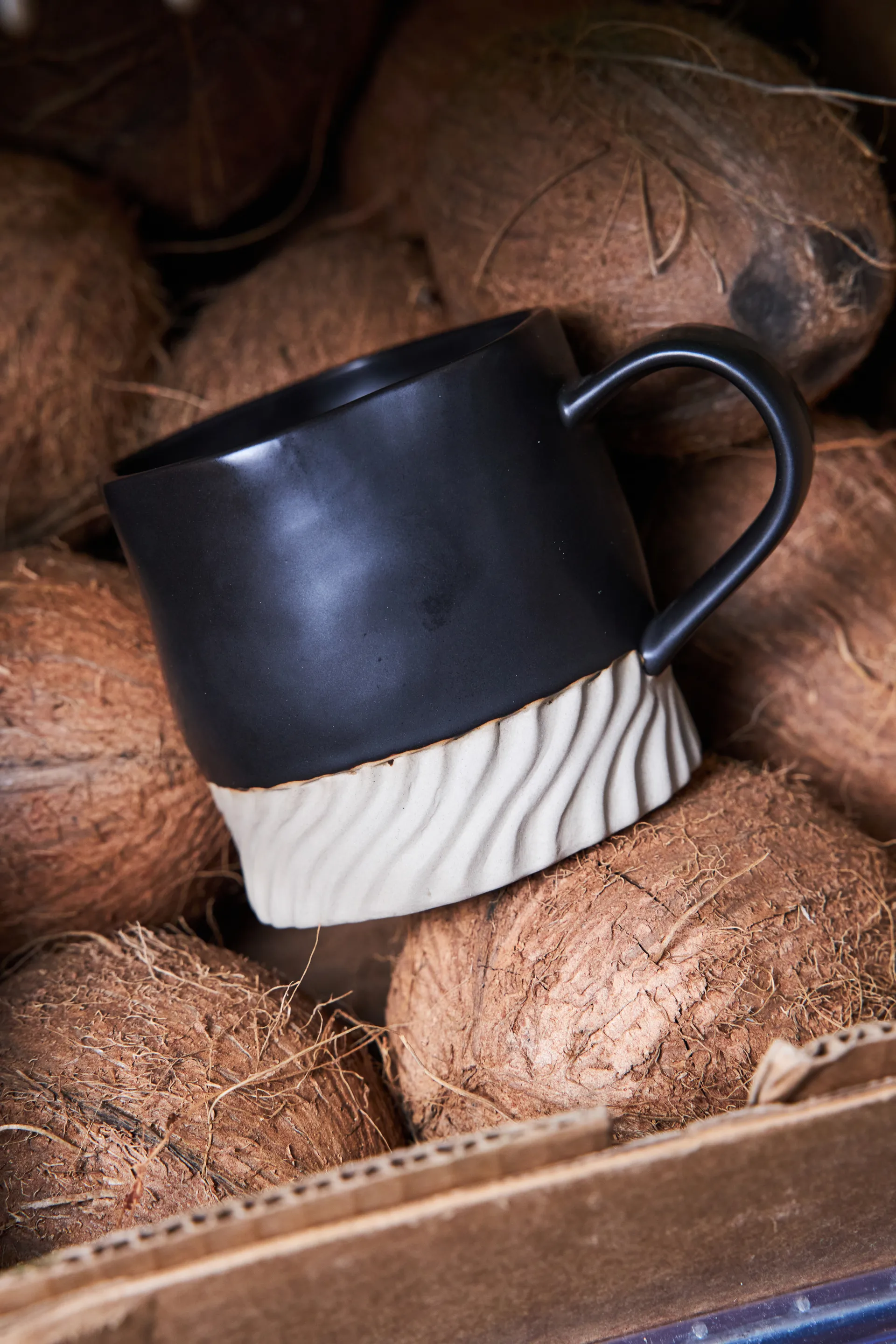 Mug Swirl 38 cl, Noir-beige Byon