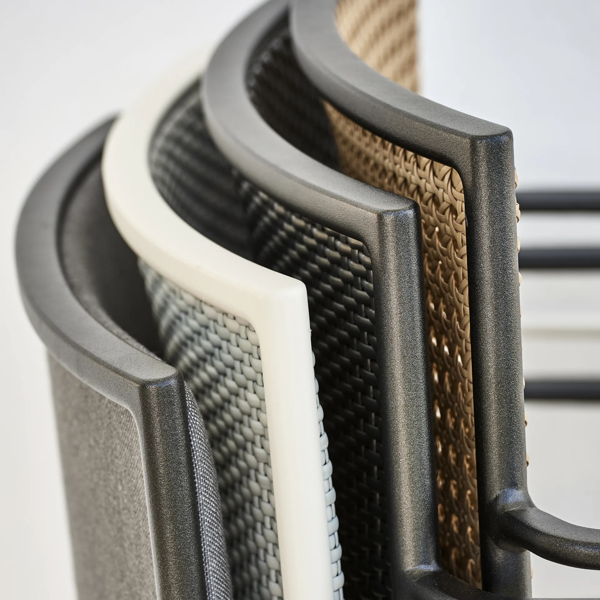 Chaise Less avec accoudoirs, Light grey Cane-line