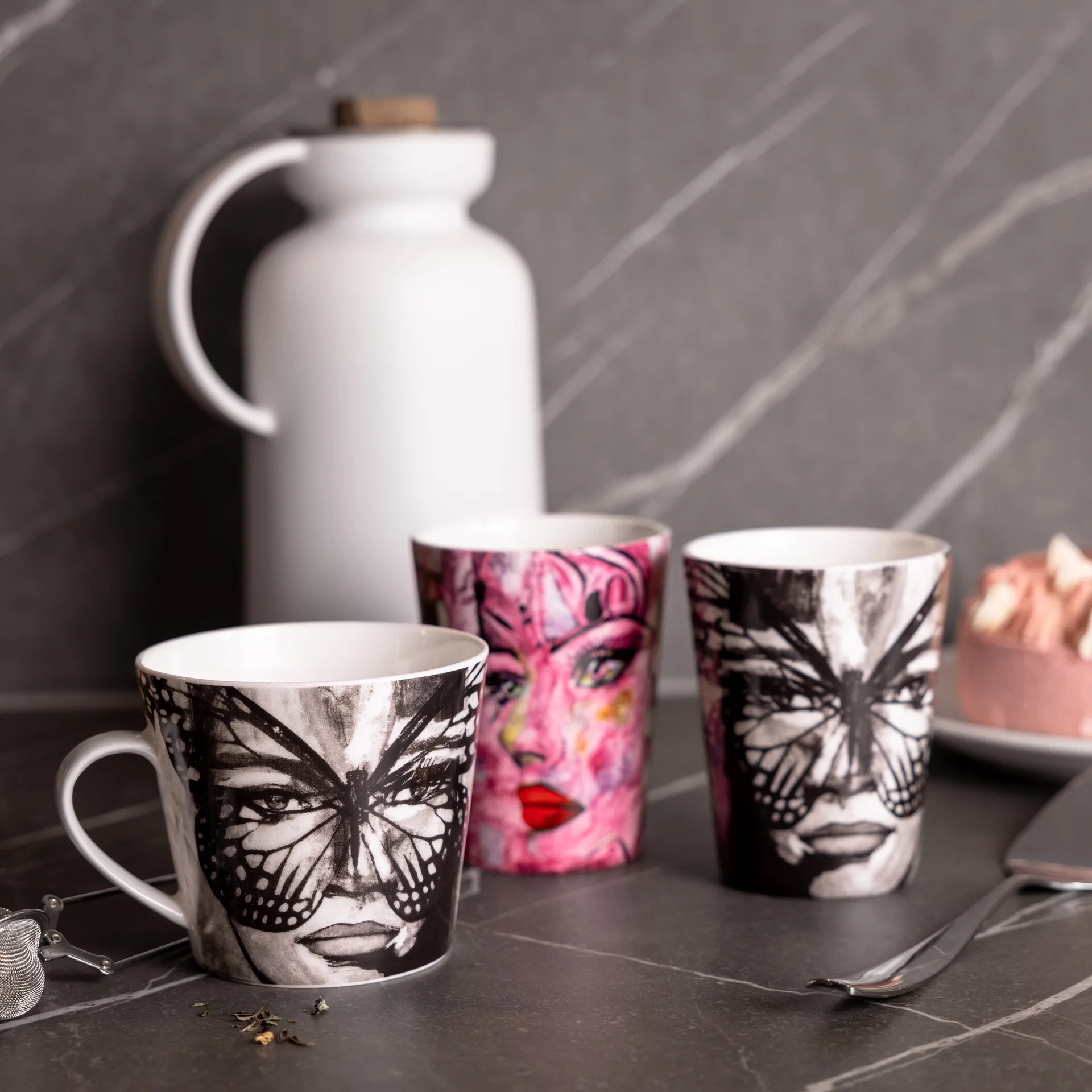 Mug Golden Butterfly 35 cl, Black-white Carolina Gynning