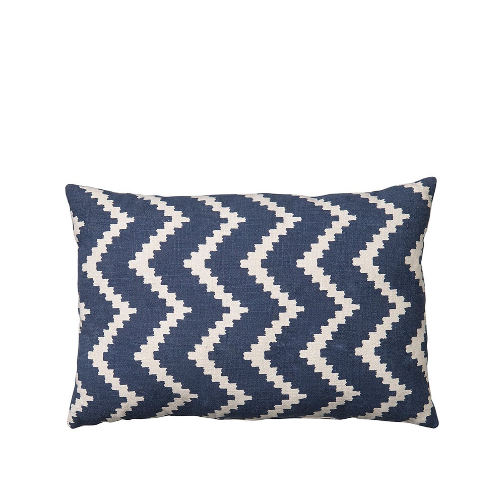 Chhatwal & Jonsson Coussin Ikat Sema Blue/off white, 40 cm