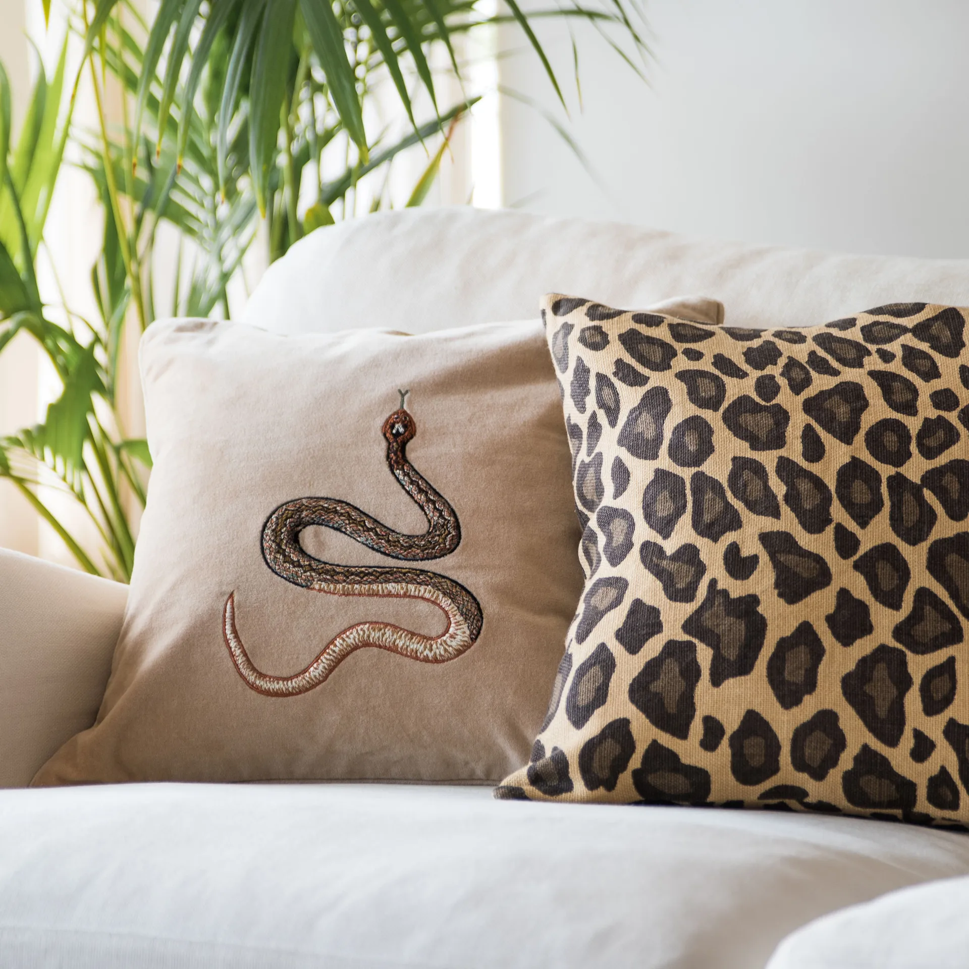 Housse de coussin brodée Cobra 50 x 50 cm, Beige Chhatwal & Jonsson