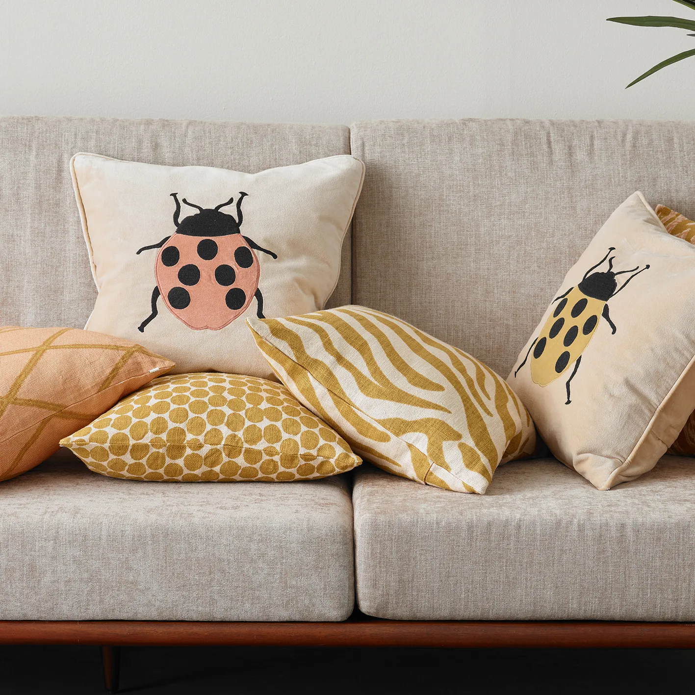 Housse de coussin Dot Ari 50x50 cm, Spicy yellow Chhatwal & Jonsson