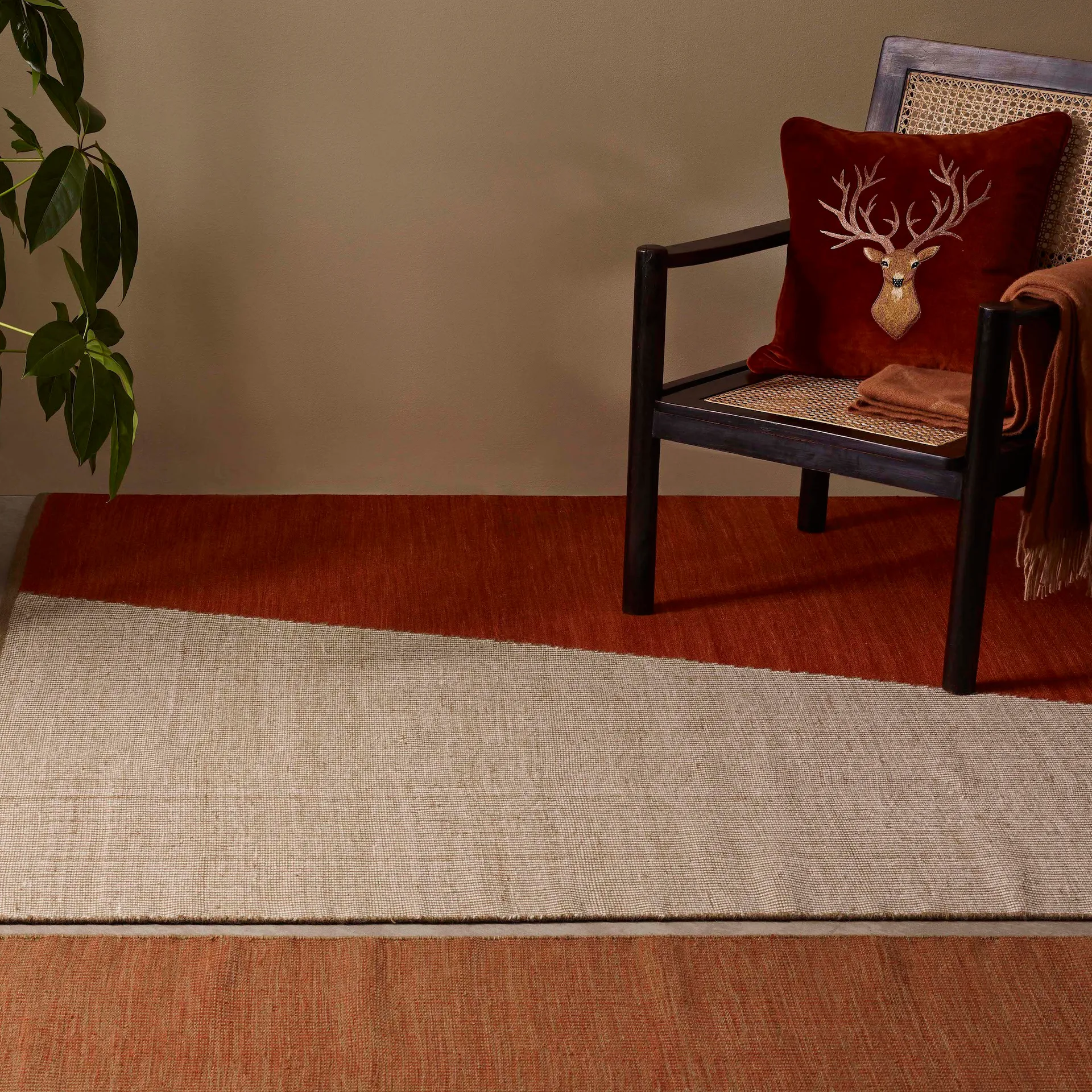 Housse de coussin Embroidered Reindeer 50x50 cm, Rust Chhatwal & Jonsson