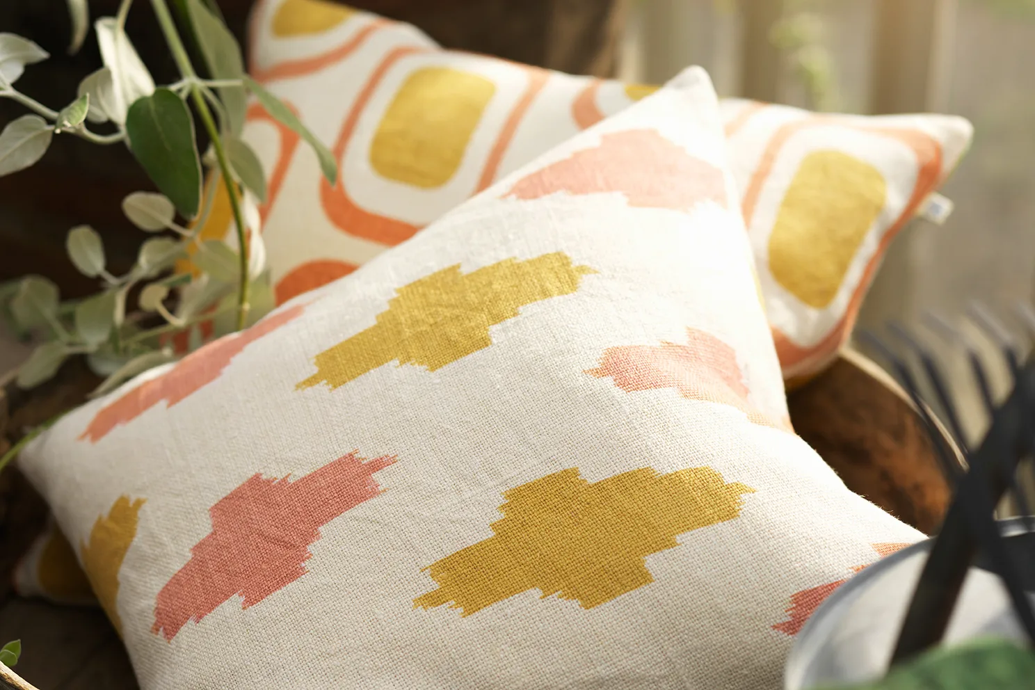 Housse de coussin Ikat Agra 50x50 cm, Rose-spicy yellow Chhatwal & Jonsson
