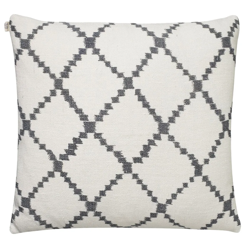 Housse de coussin Ikat Kerela 50 x 50 cm, Blanc – gris Chhatwal & Jonsson